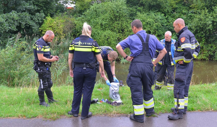 De tas die door een berover in het water is achtergelaten, is door duikers uit het water gehaald.