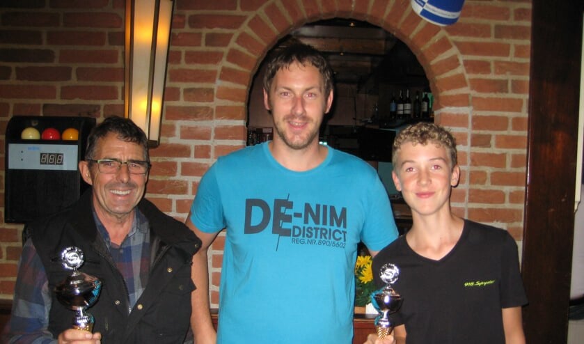 Café-eigenaar Ruben van De Schelvis (m) reikte de prijzen uit aan Kees Hoogeboom (l) en Mike Zuurbier.