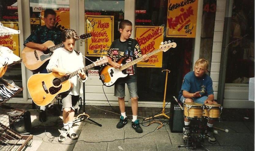 Winkel Spui Tapijt omstreeks 1994 tijdens Juttersmarkt. Vanaf links: Merijn Bakker (gitaar) Daniel van den Braak (gitaar) Dennis van den Braak (zang/bas gitaar), Ben Bakker (drums) voor het Spui tapijt tijdens Juttersmarkt.