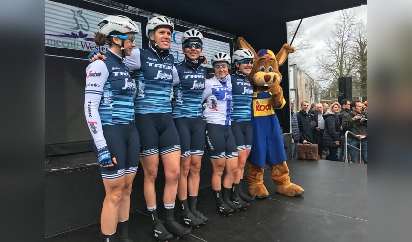 Team Trek-Segafredo, met als tweede van links Ellen van Dijk.