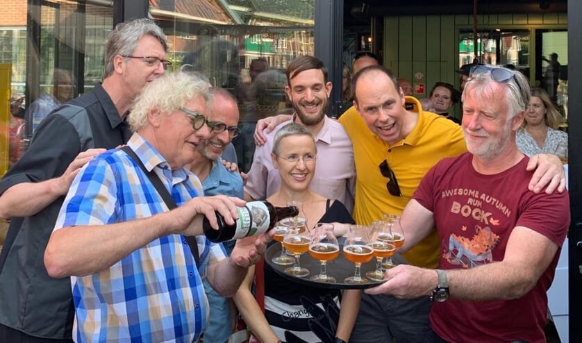 De eerste fles speciaalbier Oud Heijn & zijn wyf wordt ingeschonken in gezelschap van de projectgroep.