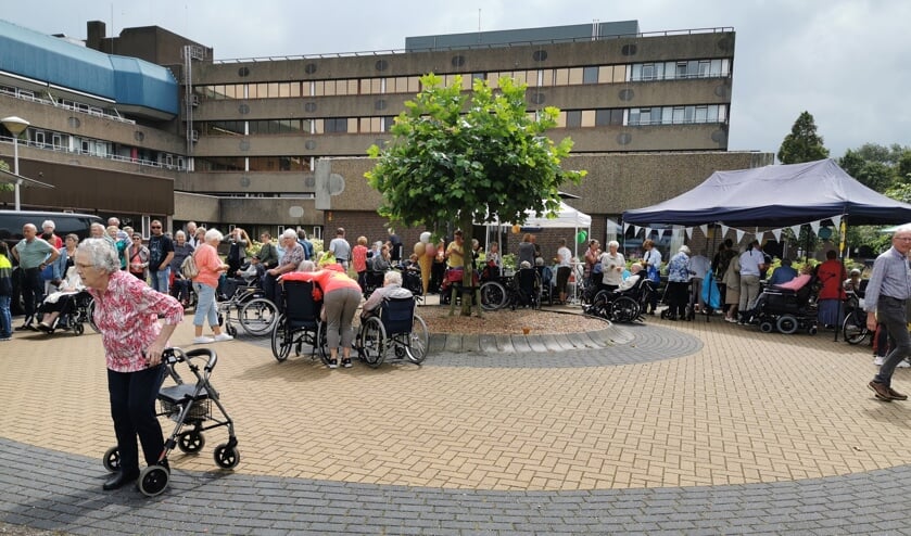 Bijna 200 ouderen komen naar de eerste Gouden Picknick, waardoor het een mooi succes is geworden.