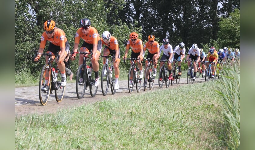 Oranje in een treintje aan kop bij de vrouwen elite.