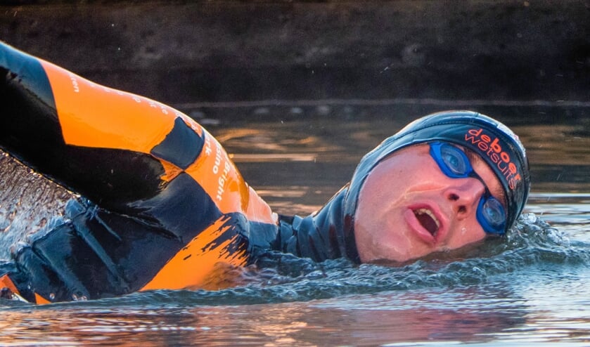 Maarten van der Weijden zwemt het IJsselmeer over naar Medemblik.