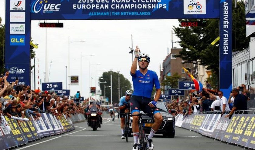 De Italiaan Elia Viviani kwam als eerste over de streep op de Kanaalkade.