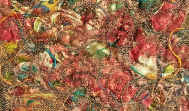 Detail van schilderij van textiel, te zien in de Bieb van Tuitjehorn.