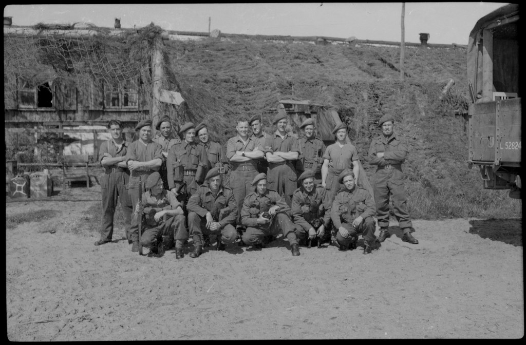Engelse militairen aan de Noord-Hollandse kust, Zijpe 1945.