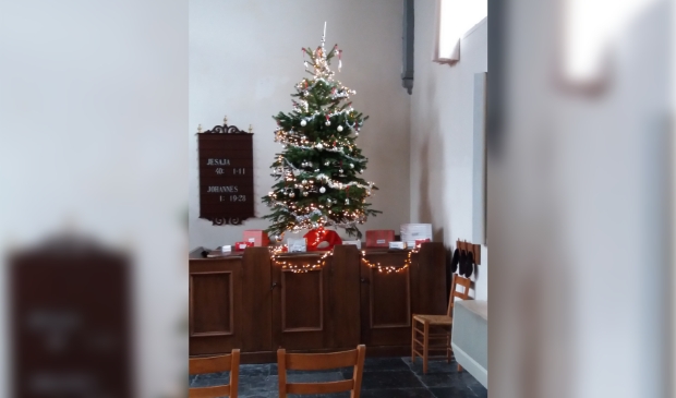 <p>De kerstboom in de Nieuwendammerkerk staat er ook dit jaar weer prachtig bij.&nbsp;</p>