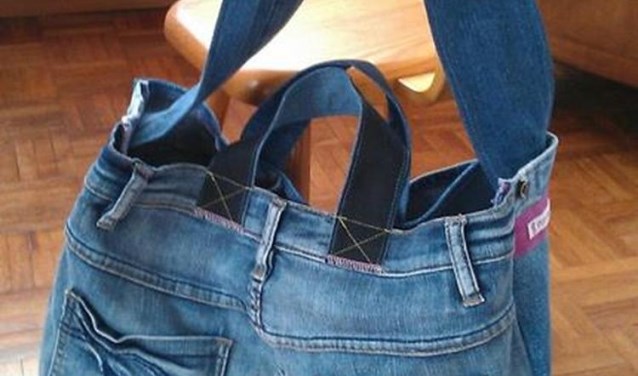 Maak van een oude spijkerbroek een gloednieuwe tas.
