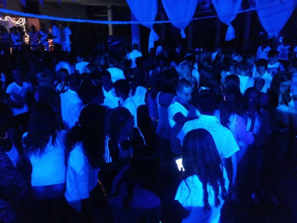 Jongeren dansen tijdens een NIXfeest, the white edition.