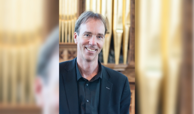 Wim Dijkstra is de vaste bespeler van de orgels in de Grote Kerk. 