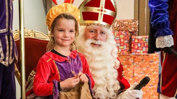 Sinterklaas brengt een bezoek aan de Pancratiuskerk.