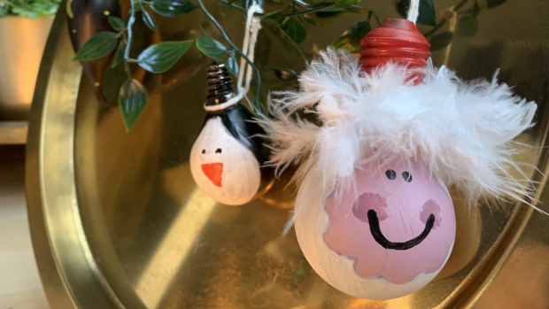 <p>De kinderen mogen in Wateringen twee kerstballen maken: &eacute;&eacute;n voor het goede doel, en &eacute;&eacute;n om zelf thuis in de kerstboom te hangen. </p>