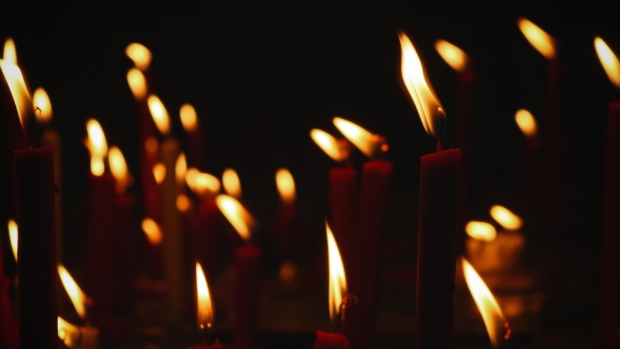 <p>Iedereen, kerkelijk of niet, kan zaterdagochtend een kaarsje aansteken om een dierbare overledene te herdenken in de Regenboogkerk in Honselersdijk.</p>