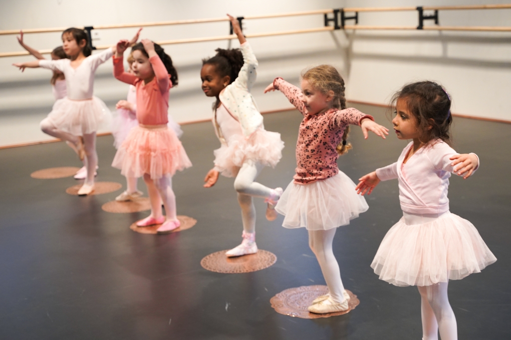 <p>Kinderen kunnen meedoen met tal van proeflessen, zoals ballet.</p>