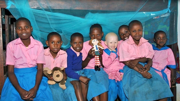 <p>In het weeshuis in Afrika, gesteund door de Girls Empowerment Foundation waar de gehele opbrengst van de Westland Pinkster Classic 2023 naartoe gaat, wonen ook 8 albino meisjes.</p>