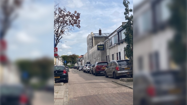 Leliestraat 10 lijkt wel door kunstenaar Christo verpakt te zijn.