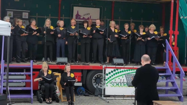 Iedereen is welkom bij het Schoorkoor, vooral tenoren en bassen.