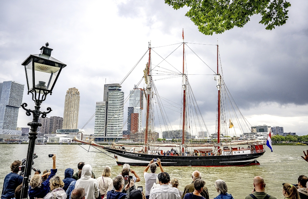 Driemastschoener Oosterschelde vaart de Veerhaven binnen, na een wereldreis van twee jaar. Het historische schip legde dezelfde route af als Charles Darwin tijdens de Darwin200 Global Voyage.