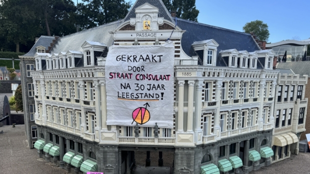 Het gekraakte gebouw in Madurodam.