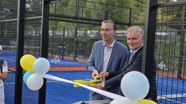 Met het doorknippen van het lint door Jeroen Kortsmit en Jacco van Dam werden de drie nieuwe padelbanen officieel geopend.