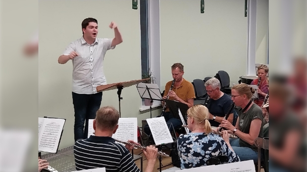 Jesse Zandee tijdens de eerste repetitie met het orkest van Sint Radboud.