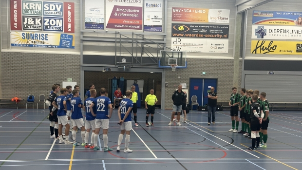 Voorafgaand aan de oefenwedstrijd van FC Marlène tegen Vrone werd een minuut stilte gehouden voor Carola Molenaar.