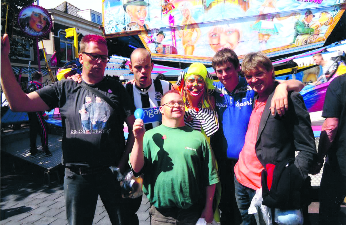 Clown Willy gaat met de cliënten op stap en gaat diverse attracties in. (Foto: aangeleverd)