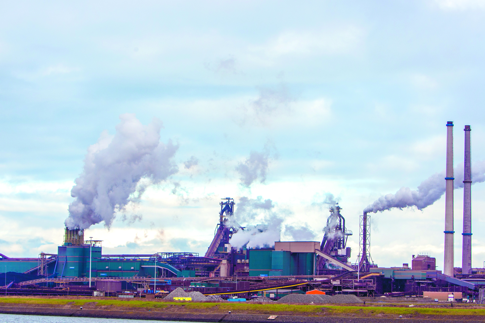 Bestuurders van de IJmondgemeenten spraken met gedeputeerde Tekin en de Tata Steel-directie over stofoverlast, grafietregens en zichtbare gele wolken. (foto aangeleverd)