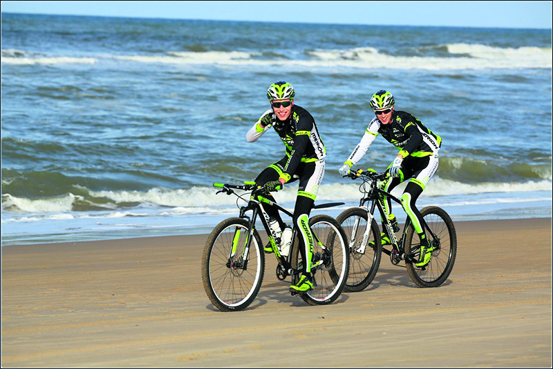 Deelnemers aan de MTB toertocht van Le Champion fietsen zondag 30 december door de polder, over het strand en door het duingebied van Schoorl. (foto: Aangeleverd)