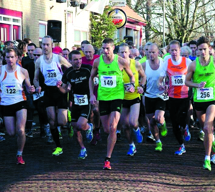 Deelnemers beginnen traditioneel het nieuwe hardloopseizoen met de Mijl van De Weere. (Foto: archief Rodi Media)