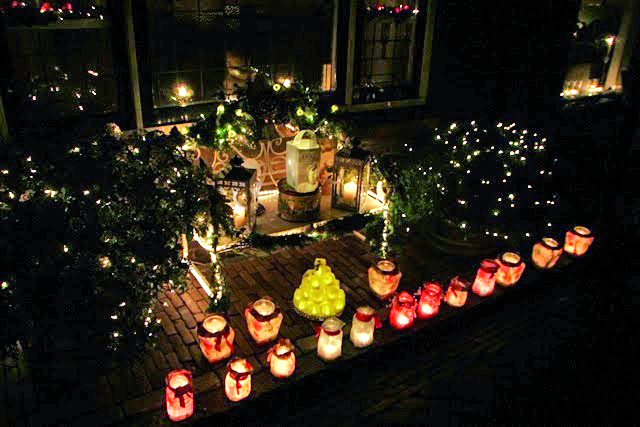 De wandeling voert bezoekers langs talrijke lichtjes. (Archieffoto: enkhuizen-bijkaarslicht.nl)
