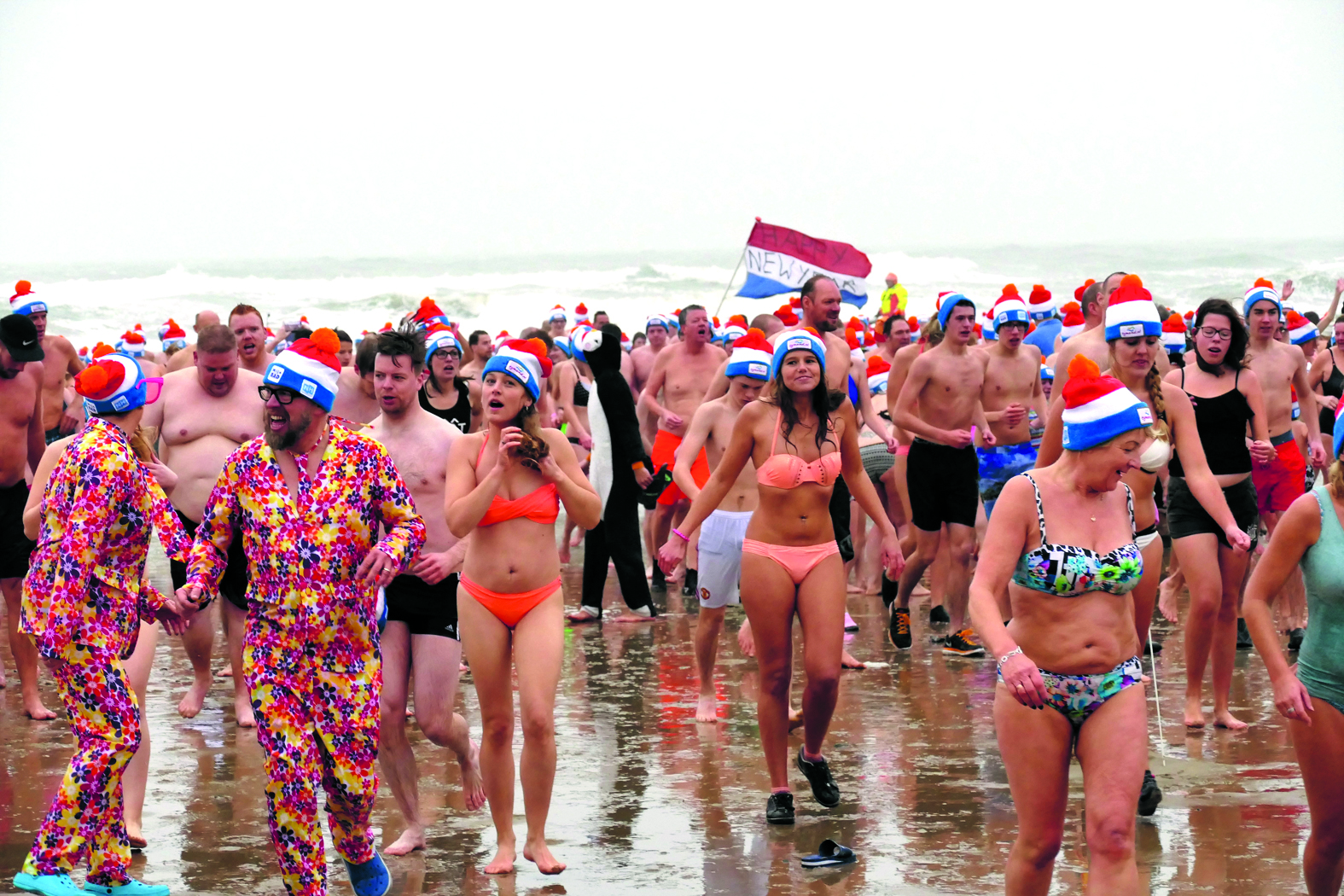 De traditionele Nieuwjaarsduik in Egmond aan Zee gaat toch door. (Foto: Archief Rodi Media)