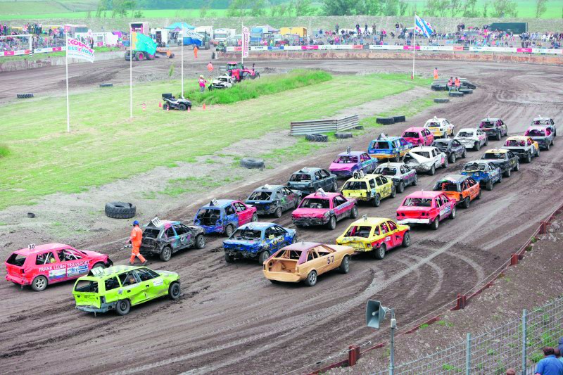 De strijd om het open nationaal kampioenschap stockcars staat per traditie garant voor een grote opkomst van coureurs. (Archieffoto)