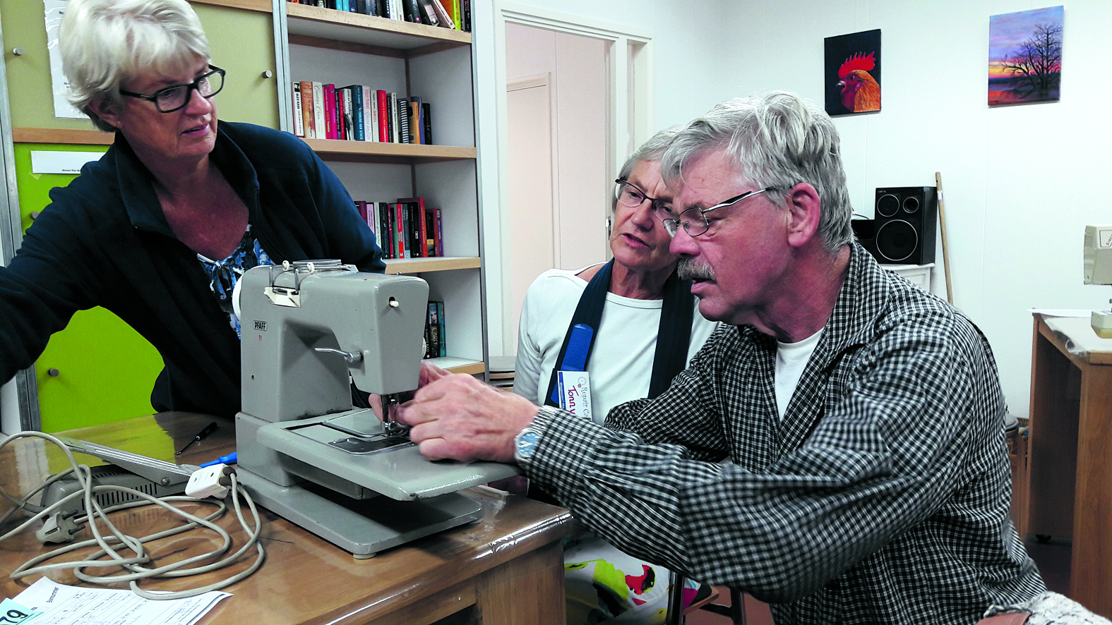 Ook met een kapot kledingstuk weten de vrijwilligers van Repair Café Heerhugowaard wel raad. (Foto: archief)