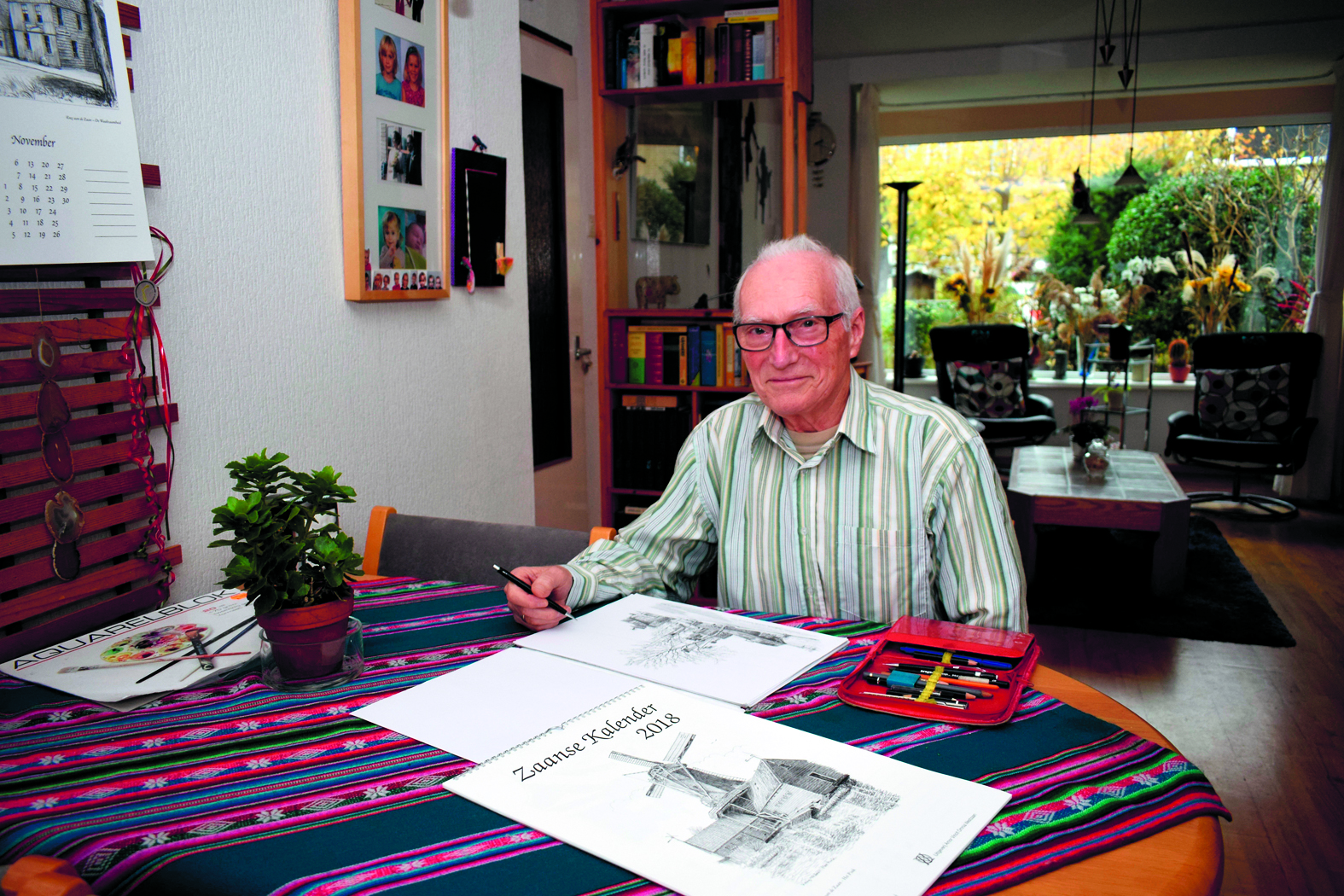 Dick Vonk in zijn woonkamer in Krommenie. (Foto: Yvette van der Does)