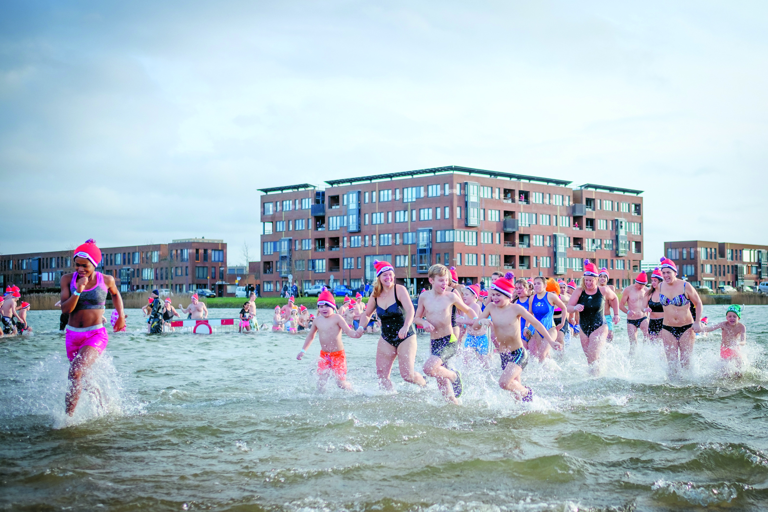 Wie durft 1 januari het koude water in te springen? (Foto: Richard Rood/ archief)