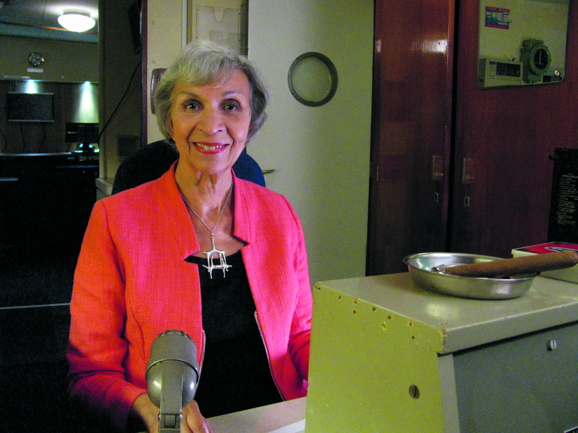 Eugènie Herlaar in de radiohut, aan boord van de SS Rotterdam. (aangeleverde foto's)