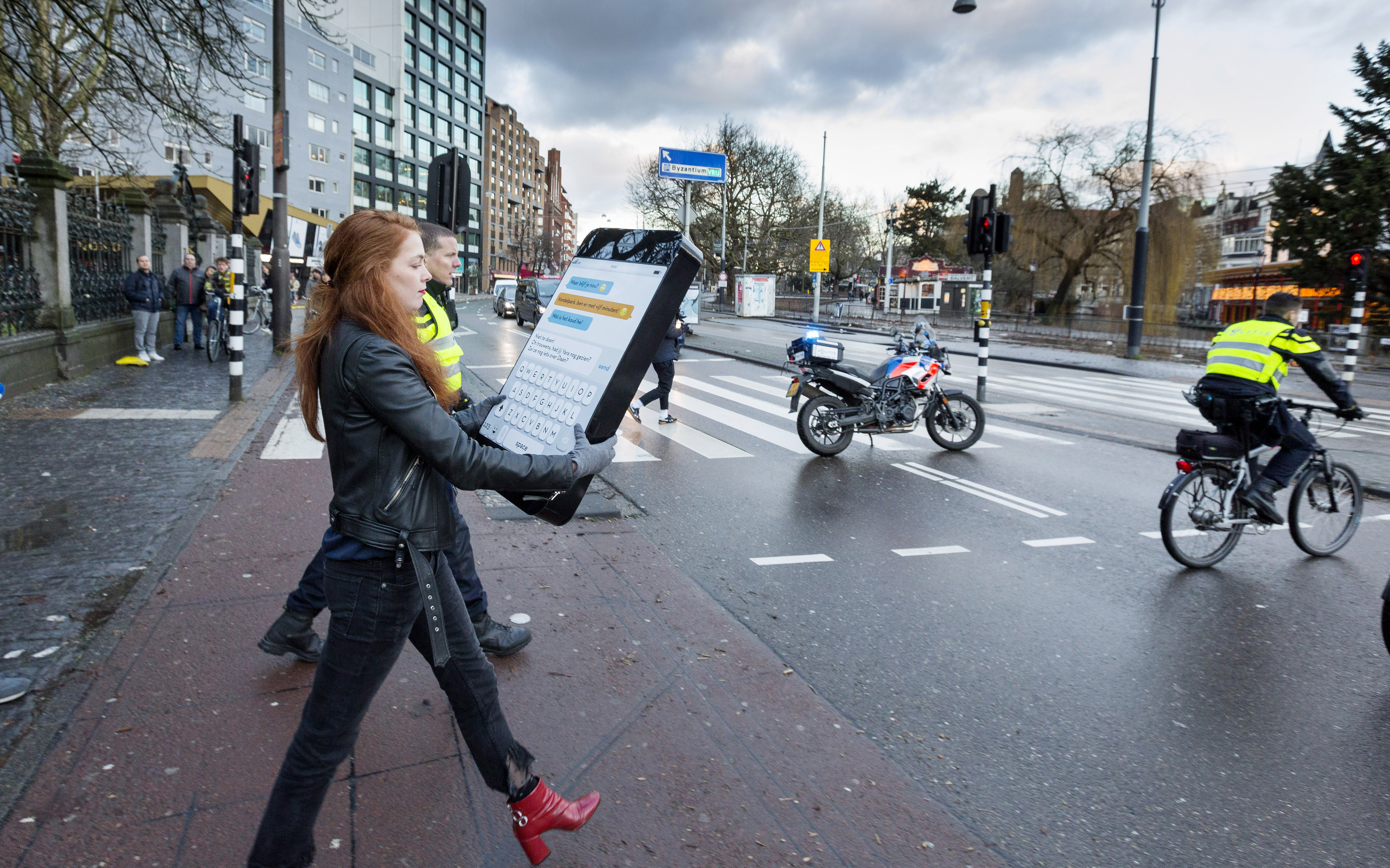 Amsterdamse politie zet verkeer Stadhouderskade stil voor 'superbelangrijk appje'. (Foto: Guido Benschop)