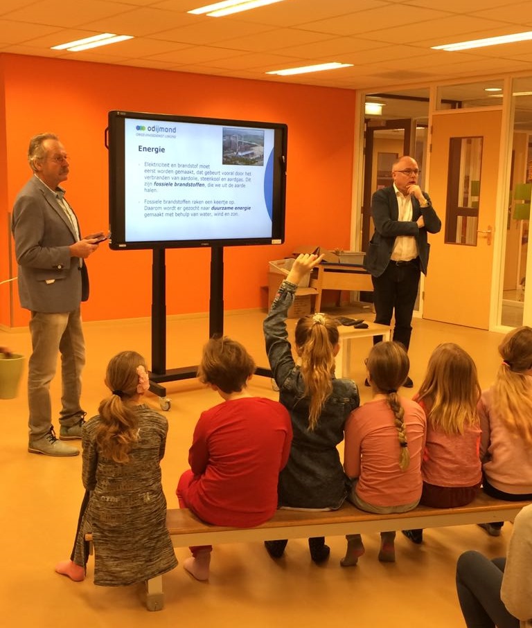 Wethouders Kees van Waaijen en Jeroen Schalkwijk geven les in duurzaamheid op OBS Wijdewormer. (Foto: aangeleverd)