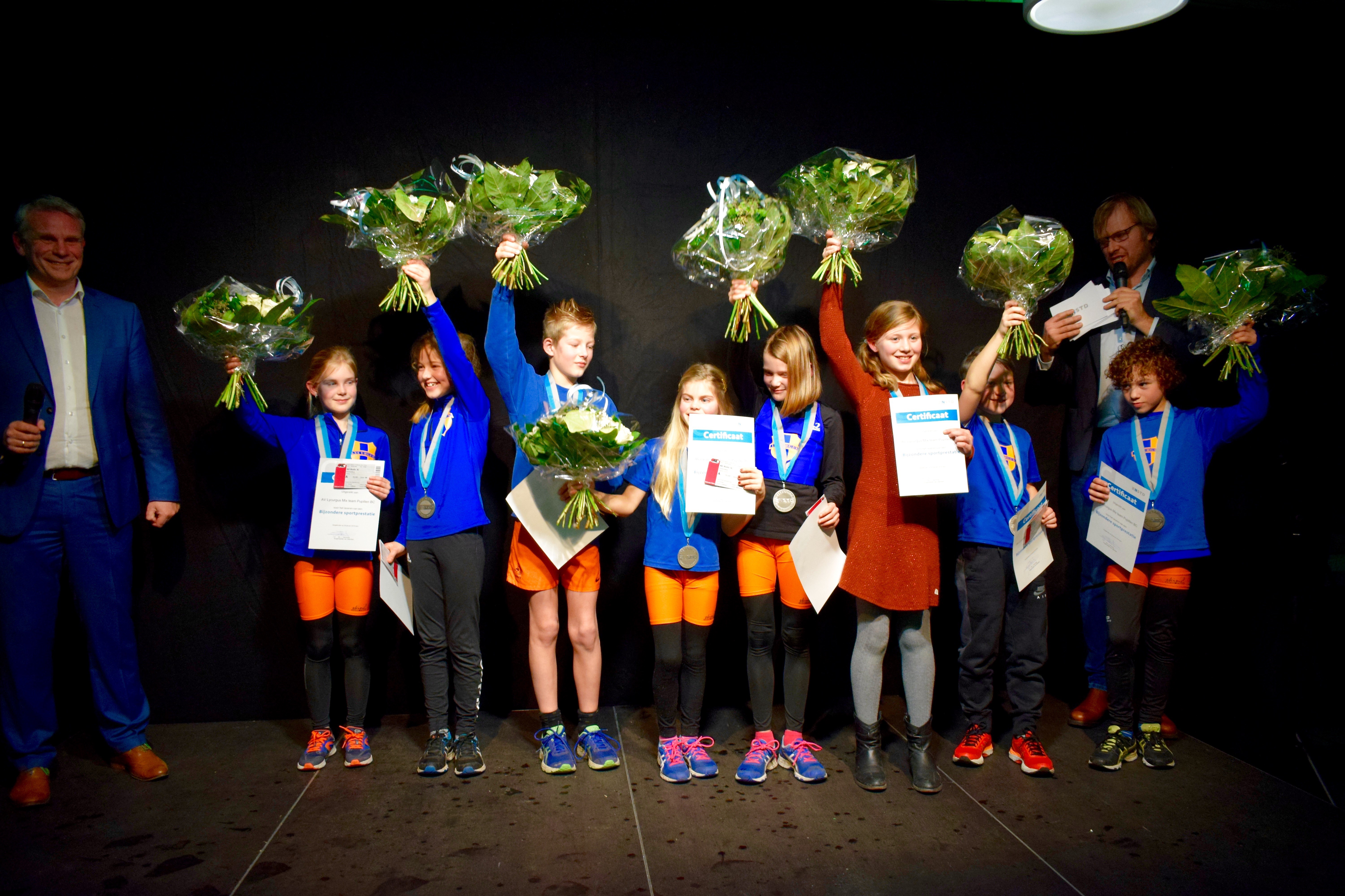 De mix team Pupillen BC van AV Lycurgus krijgt penningen overhandigd. (Foto: Yvette van der Does)