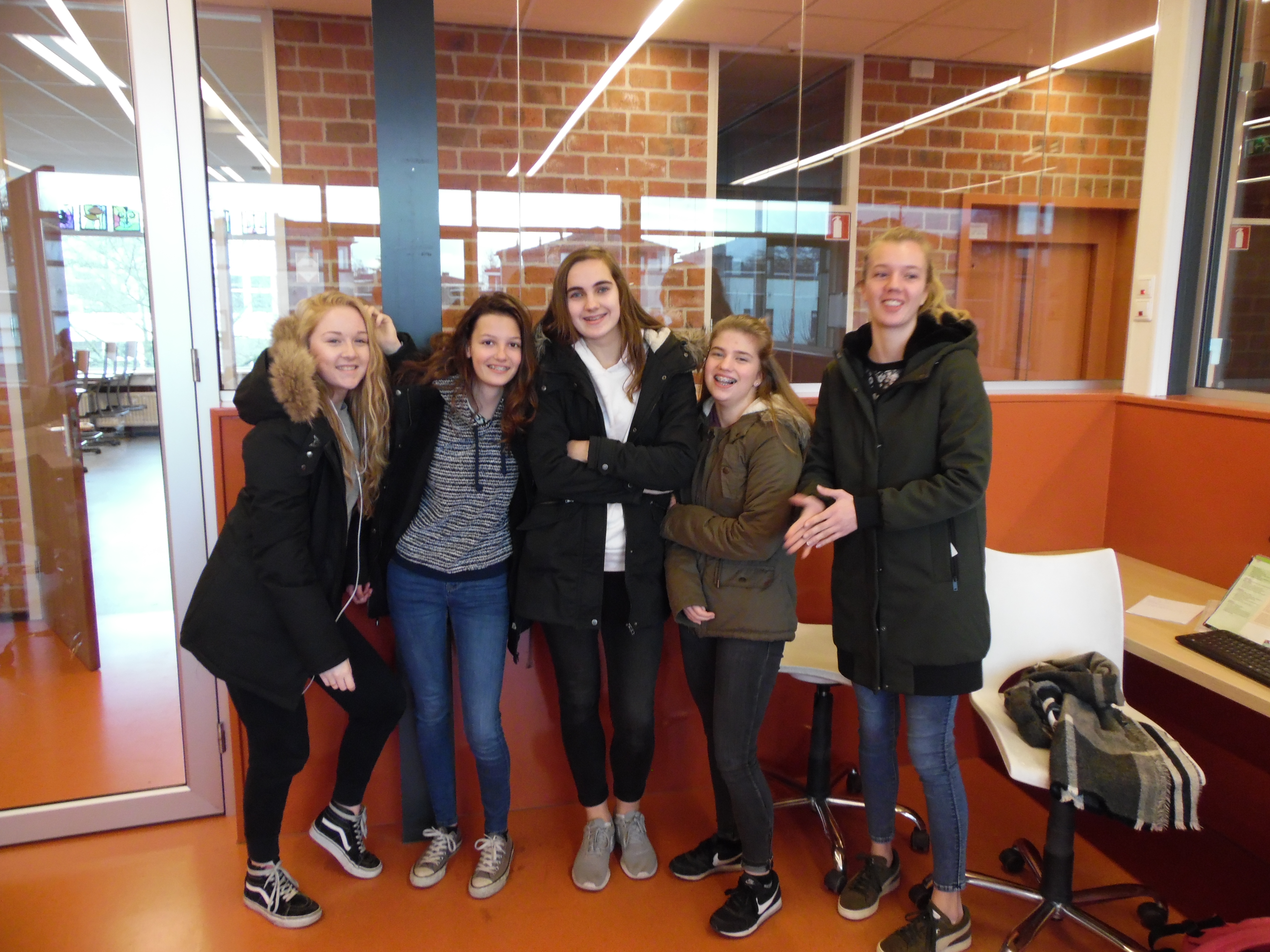 De leerlingen geven het goede voorbeeld tijdens Warmetruiendag met een dikke trui en jas aan op school. (Foto: aangeleverd)