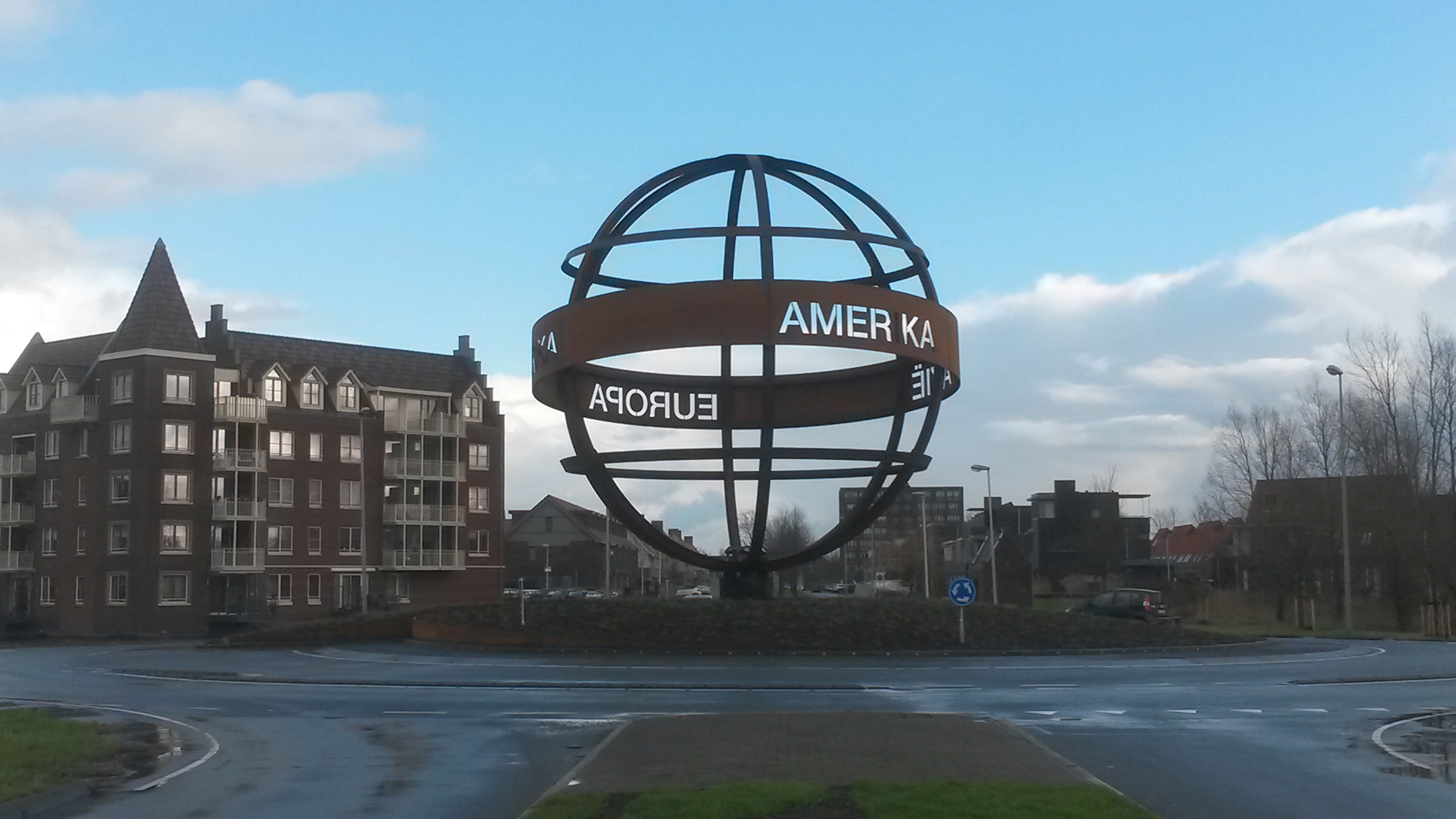 De wereldbol in Weidevenne heeft een stoere uitstraling.