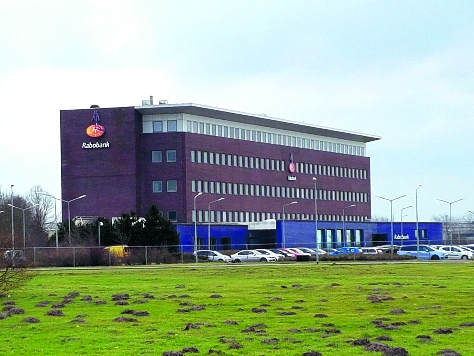 Een deel van het ambtenarenapparaat van gemeente Den Helder is nu gehuisvest in het voormalige kantoor van Rabobank. (Foto: archief / RM)