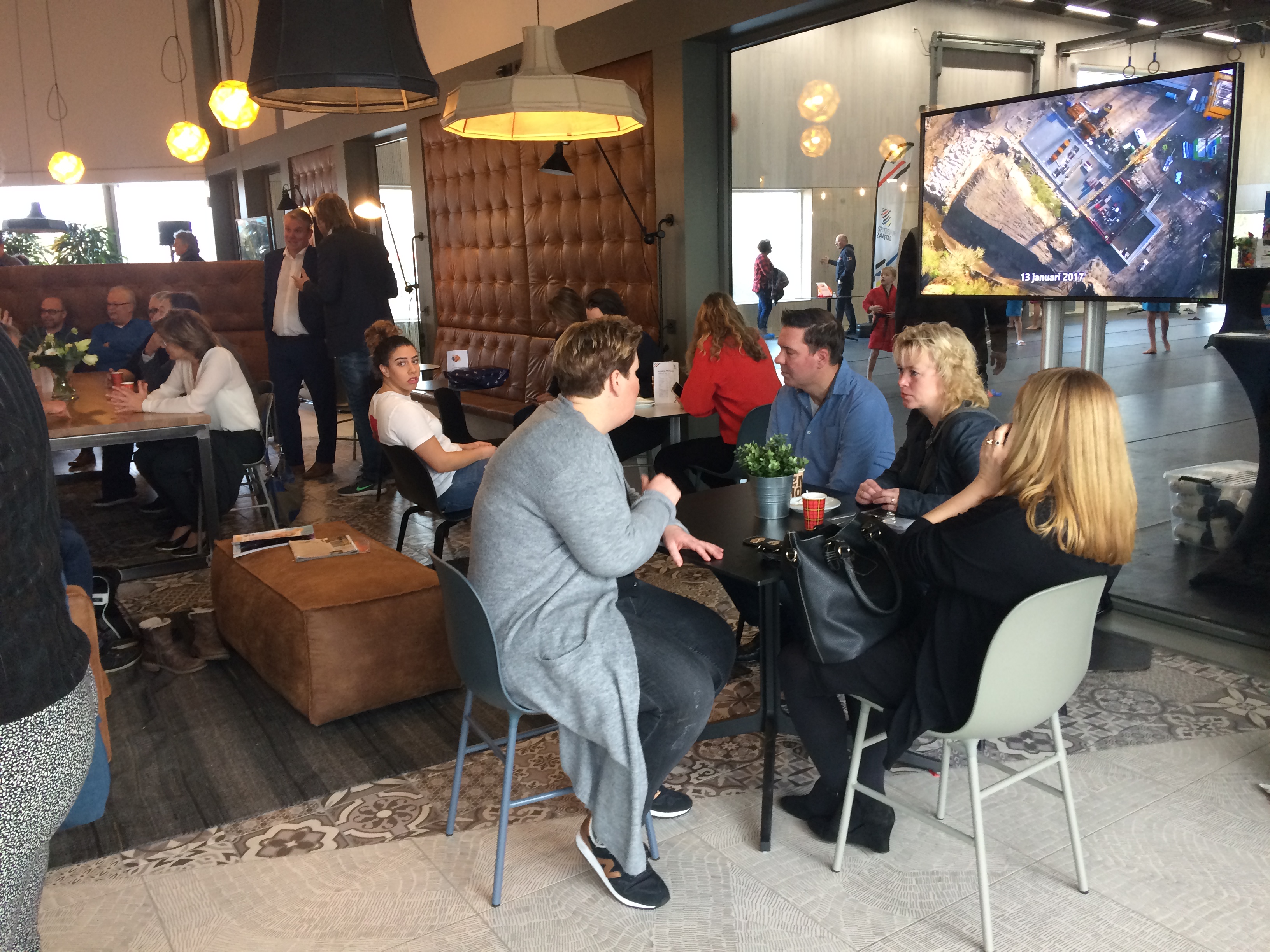 Belangstellenden en genodigden vieren de opening met koffie en gebak. (Foto: YvdD/RM)