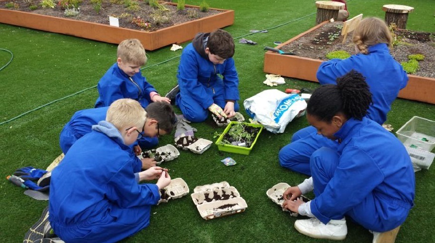 Activiteiten voor kinderen op het dak van Zorgcentrum Pennemes. (Foto: aangeleverd)
