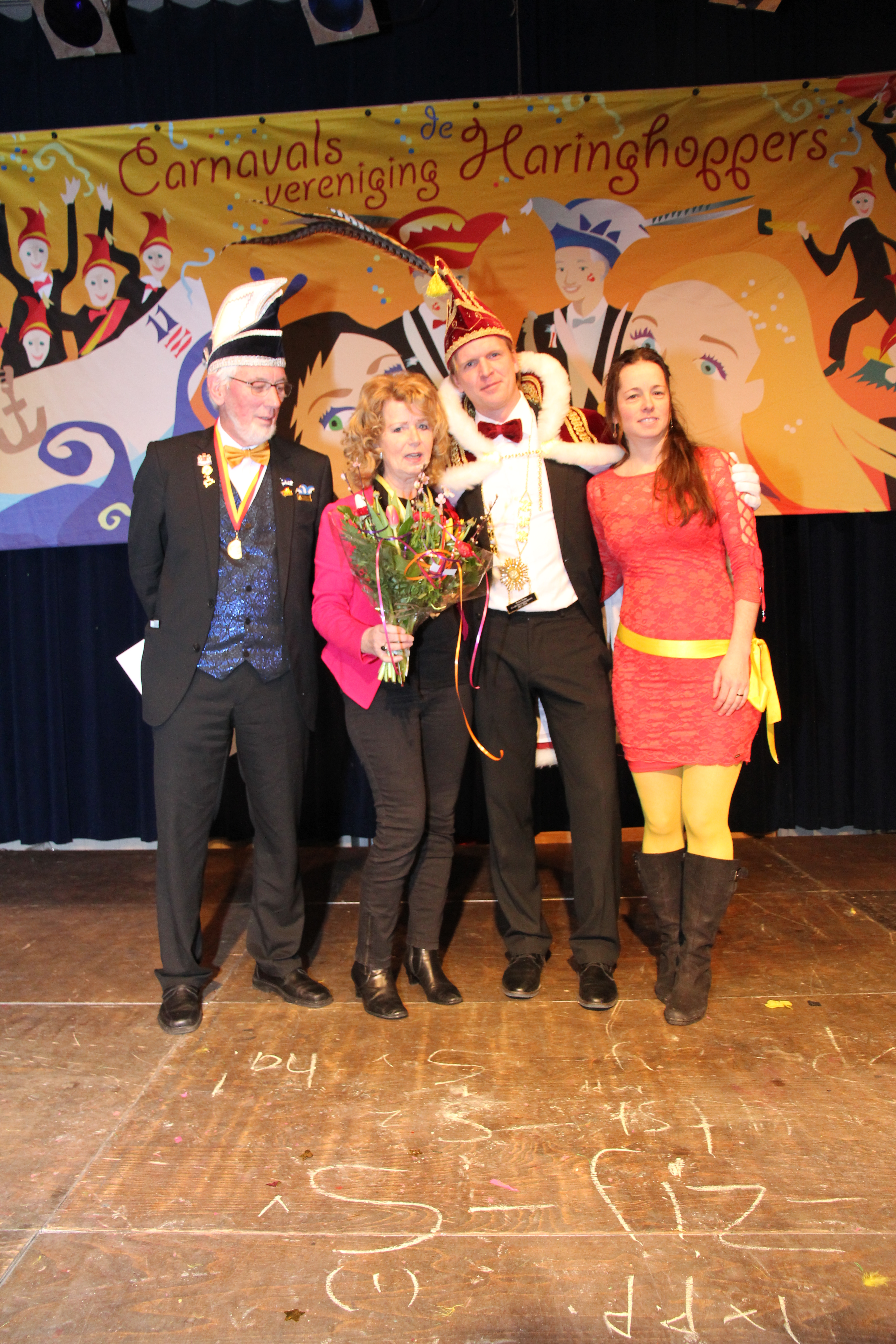 Marja Foppen in het zonnetje gezet door De Haringhoppers. (Foto: aangeleverd)