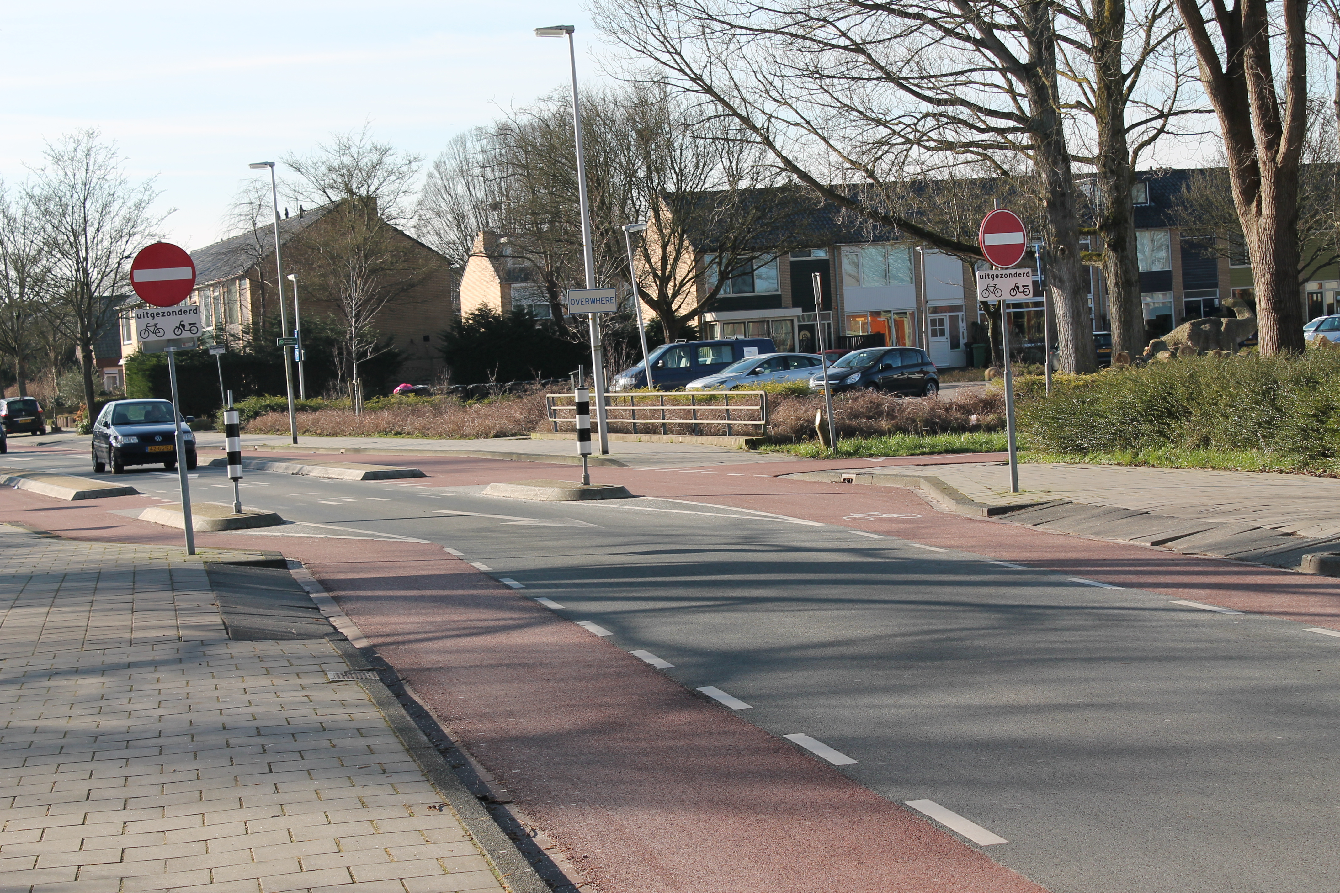 De bewuste situatie. Het verbod geldt maar voor enkele tientallen meters, daarna is de straat weer in beide richtingen te berijden. (Foto: John Bontje)