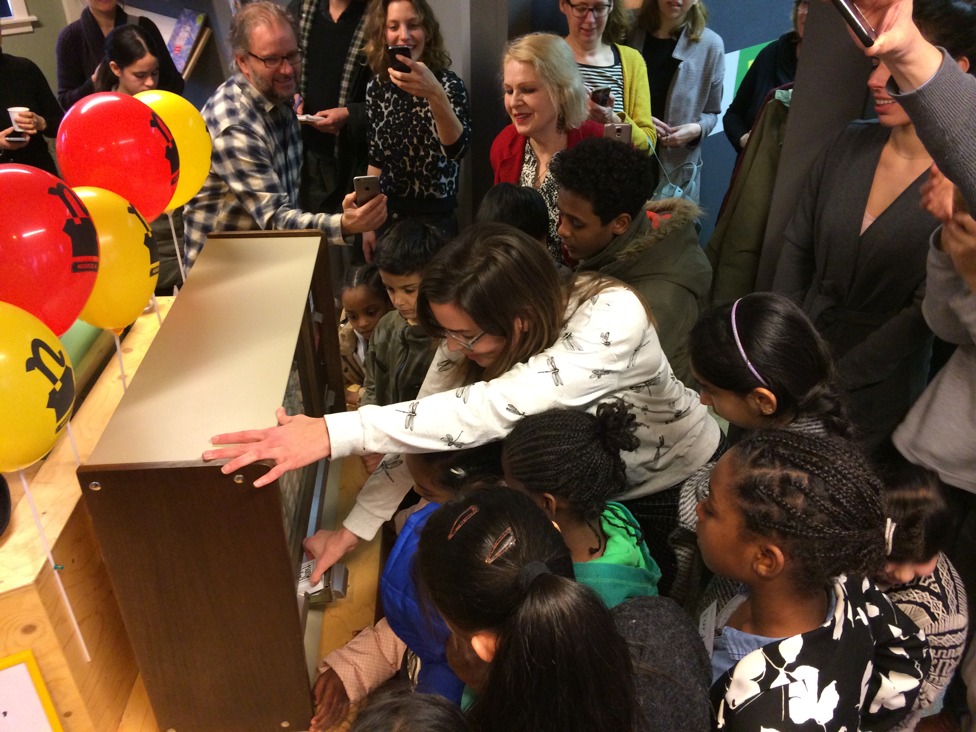 Directeur Saskia Noordhuis trekt het eerste Pakje Kunst uit de automaat. (Foto: aangeleverd)