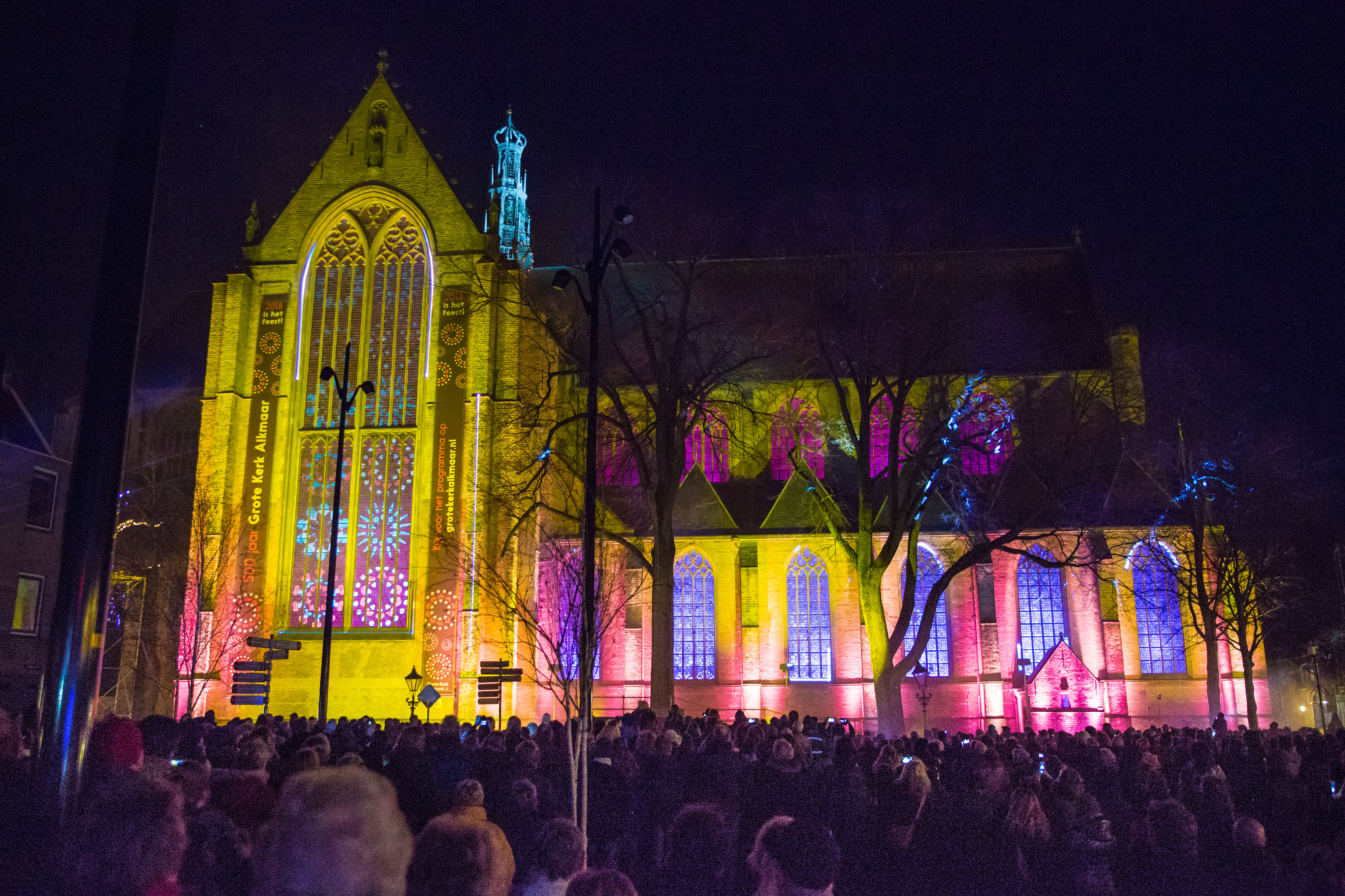 De Fraai verlichte Grote Kerk tijdens het indrukwekkende openingsfeest. (Foto: Vincent de Vries/RM)